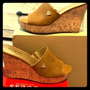 Guess wedge candies 9m dark natural 4 1/2 in heel